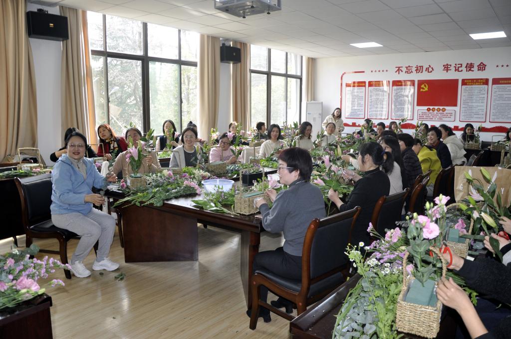我院举办“三八”妇女节插花培训活动