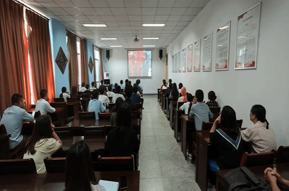 我院师生收看烈士纪念日向人民英雄敬花篮仪式直播