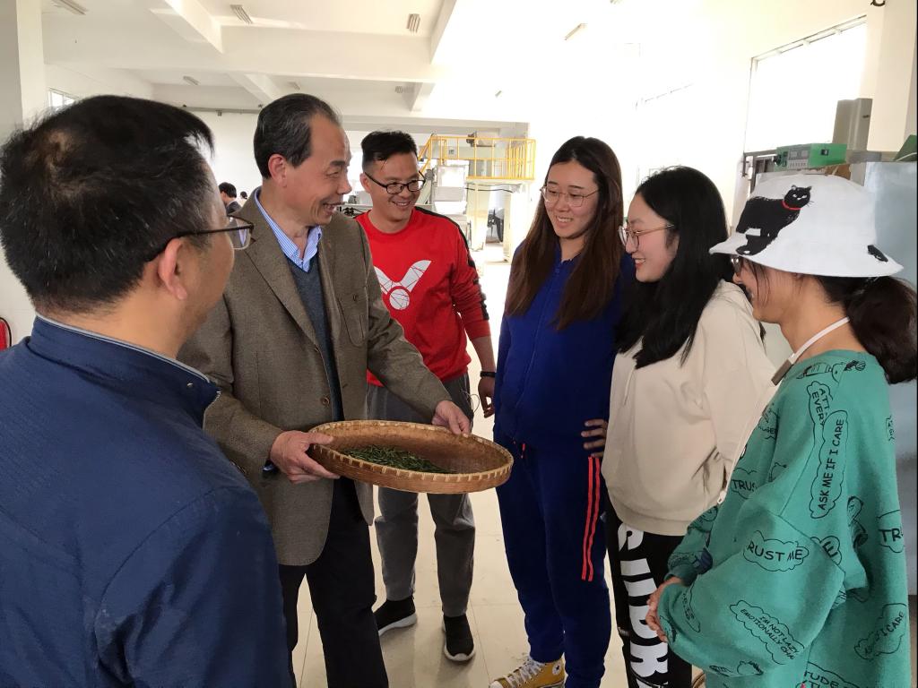 校领导看望慰问茶学专业教学实习师生
