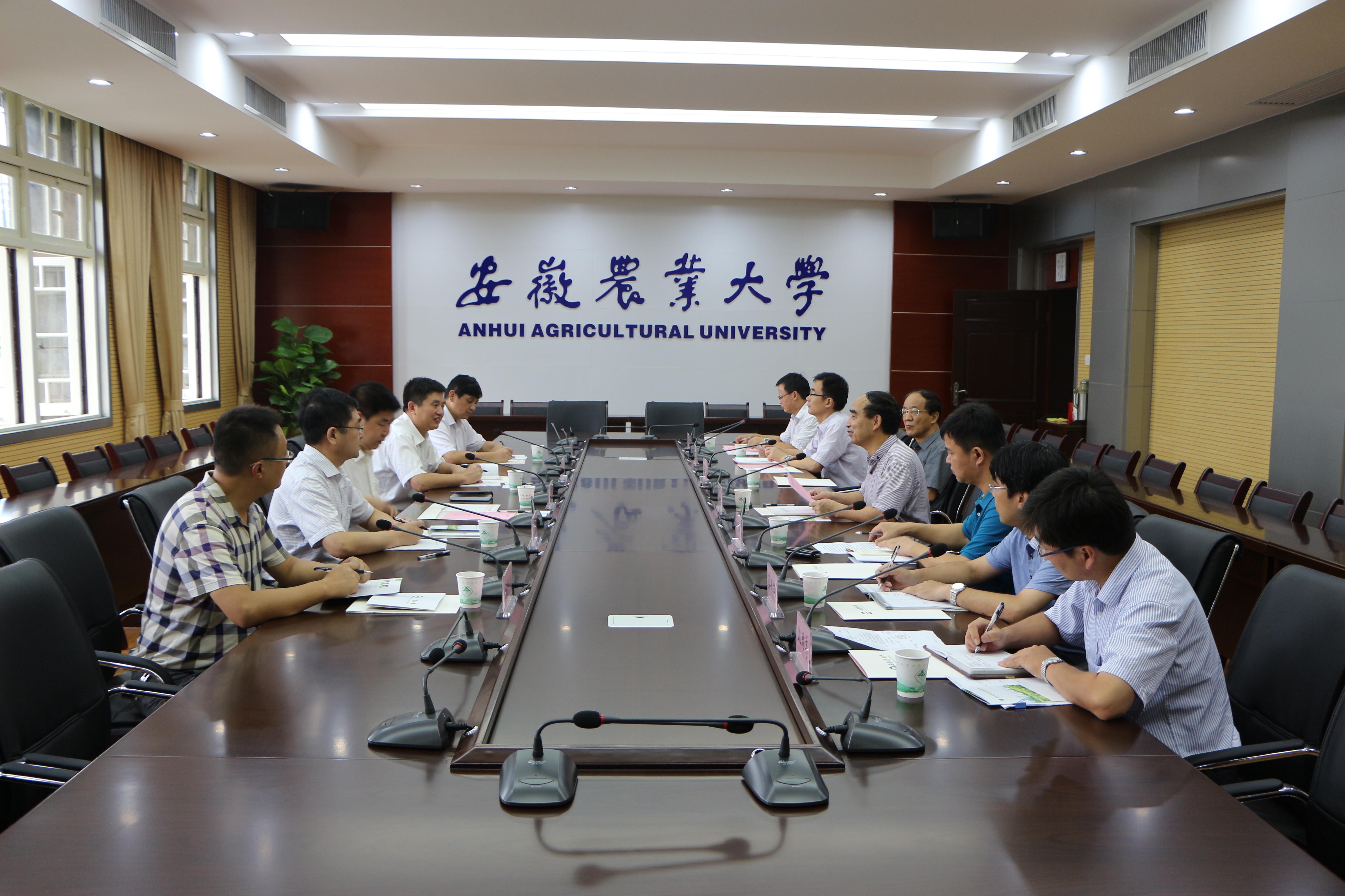 信阳师范学院宋争辉校长一行来我校调研茶学学科建设情况