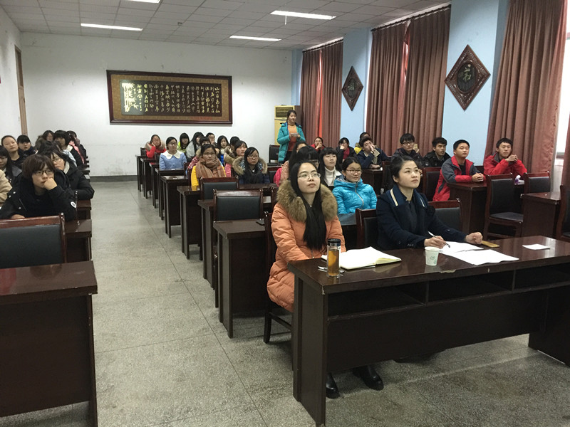 茶食学院兼任辅导员走进新生班级
