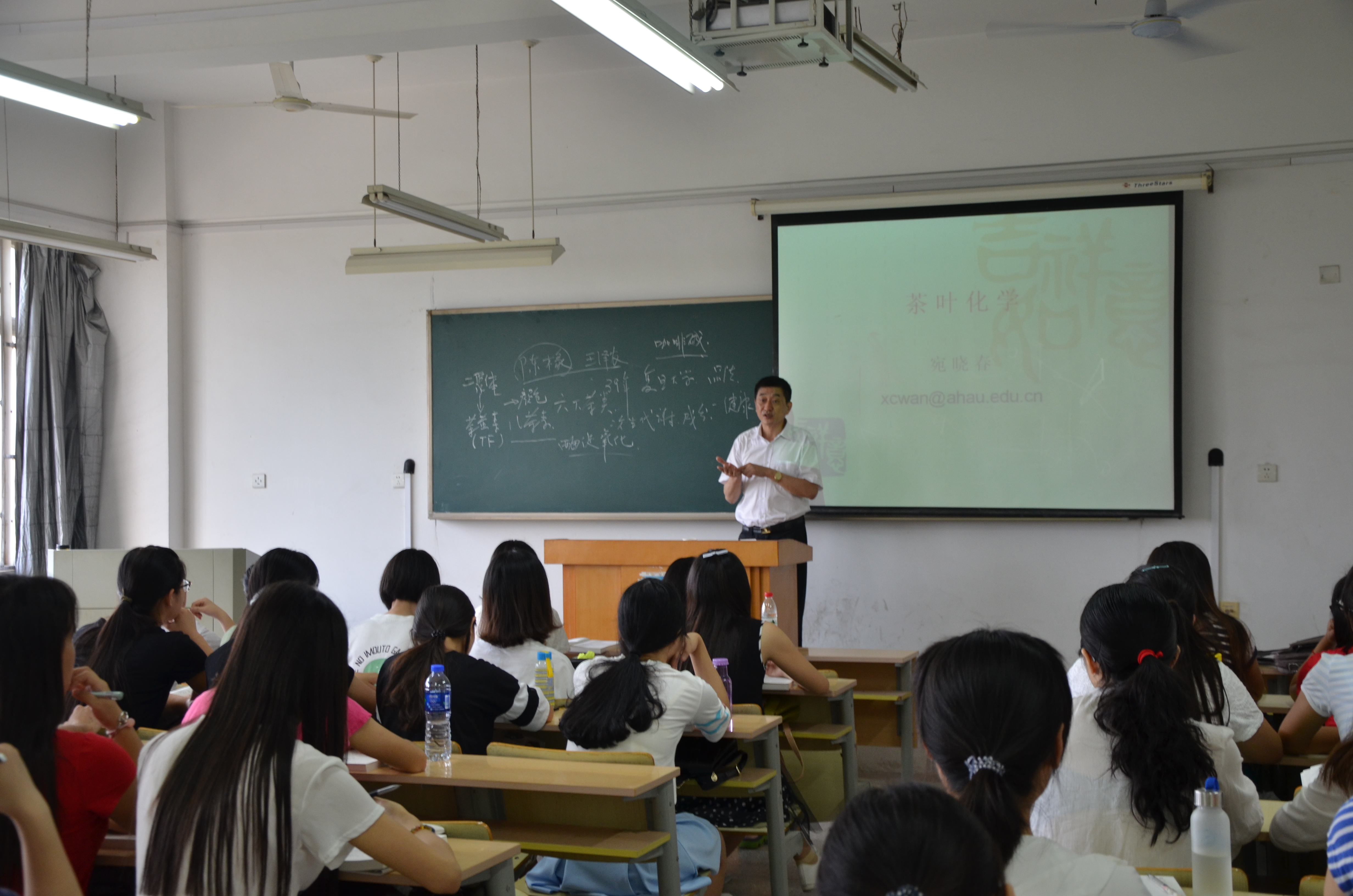 校党委书记宛晓春教授给本科生上好新学期第一节课