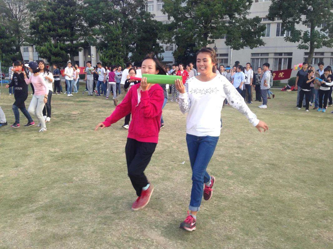 携手并肩 相伴同行 ——茶食学院举办2015级新生素质拓展培训